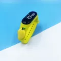 Gelbe Silikon LED Digital Sportuhr für Kinder, süsses Mango Anhänger Fitnessband. - Mango-Stil / Gelb