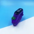 Kinder LED Digital Sport Armband mit süßem Trauben Anhänger, lila Silikon Armbanduhr. - Trauben-Stil / Lila