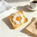 Nahaufnahme des 3D-Simulation-Toast-Spiegelei-Kühlschrankmagneten, realistische Küchendeko. - Ei auf Toast