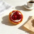 Nahaufnahme eines 3D-Simulations-Kirschtorte-Kühlschrankmagneten, realistisches Dessert. - Kirsch-Fruchtkuchen