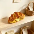 Niedlicher 3D Simulations Croissant Kühlschrankmagnet aus Harz für Küche Dekoration - Käse-Croissant