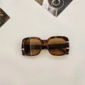 Gafas de sol cuadradas de carey con lentes marrones y detalles dorados muy elegantes. - Carey Té Lente