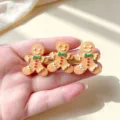 Pince à cheveux bonhomme en pain d'épices mignon Noël accessoire de cheveux détail vue douce - Style Triple Bonhomme de Pain d'Épices Nœud Vert (005)