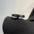 Close-up van een zwarte pakknop en gestructureerde stofdetails voor een elegante blazer. - M (Aanbevolen onder 60 kg) / Diepzwart