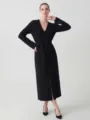 Elegante vestido midi negro con cuello en V, manga larga y cinturón para un estilo chic. - S / Negro