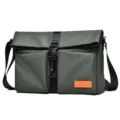Bolso bandolera verde oscuro para hombre con solapa, bolsillos delanteros y correa ajustable. - Verde