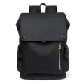 Mochila casual de negocios para hombre de cuero PU negro minimalista con solapa y bolsillos. - Negro