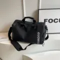 Bolsa de viaje y gimnasio negra de gran capacidad con zapatero y correa ajustable. - Negro