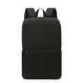 Mochila informal negra minimalista con bolsillo delantero y correas para uso diario. - 16L / Negro