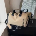 Bolsa de viaje grande de color caqui, bolsa de gimnasio versátil con correa para viajes cortos. - Caqui