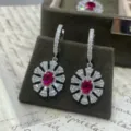 Elegante Silber Rubin Zirkonia Ohrringe mit funkelndem Cluster Design für Damen. - Ohrringe (1 Karat)