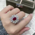 Eleganter Ovale Rubin Cluster Ring mit Zirkonia in Silber vergoldet fur Damen. - US-Größe 5 (HK-Größe 11) / Ring (2 Karat)