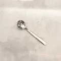 Vue détaillée de la cuillère à soupe en acier inoxydable avec finition polie et poignée. - S