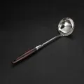 Inox koutala soupas 31.5cm me xylyni labi gia kouzina, anojeidoto ergaleio gia soupa. - Κουτάλα σούπας για hot pot από έβενο και ανοξείδωτο ατσάλι 316