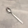 Détail de cuillère en acier inox montrant la surface polie pour un usage quotidien. - Grande Cuillère Pointue