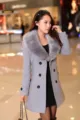 Manteau femme croisé en laine avec col en fourrure et coupe mi-longue pour un style chic et chaud. - Gris