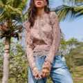 Top elegante a maniche lunghe in pizzo rosa con dettagli traforati per un look unico. - Taglia S / Rosa loto