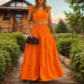 Elegantes orangefarbenes Zweiteiler-Set mit Rüschen-Crop-Top und gestuftem Maxirock. - S / Set / Orange