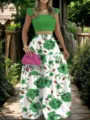 Detailansicht des grünen Crop-Tops und des weißen Maxirocks mit Blumenmuster im Garten. - S / Set / Grüne Blumen bedruckt