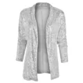 Vue détaillée d'un gilet à sequins argentés avec une texture scintillante. - S / Hauts / Blanc