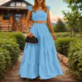 Elegantes hellblaues Zweiteiler-Set mit süßem Rüschen-Crop-Top und langem Stufenrock. - S / Set / Seeblau