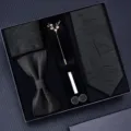 Coffret cadeau d'accessoires de costume homme avec cravate noire et noeud papillon chic. - KH7C8001-1