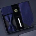 Gedetailleerd overzicht van de blauwe heren stropdas set met textuur stropdas en accessoires. - KH5A8042-12 handgeknoopte stijl