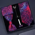 Vue detaillee du coffret cadeau cravate homme avec motif mouchete bleu et rouge. - KH7C8202-1