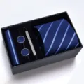 Gedetailleerd overzicht van blauwe gestreepte stropdas set inclusief manchetknopen en pochet. - Spons Doos Handgemaakt Zakelijk Blauw Wit