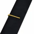 Elegante fermacravatta dorato da uomo, design sottile ed elegante per abiti formali. - Modello Corto Fantasia (Z1552)