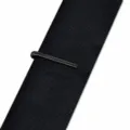 Elegante fermacravatta sottile nero canna di fucile, dettaglio per abito da lavoro maschile. - Modello Corto Fantasia (Z1553)