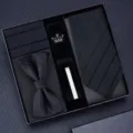 Gedetailleerd overzicht van heren zwarte zakelijke pak stropdas vijfdelige giftset. - KH5A8043-13 handgeknoopte stijl