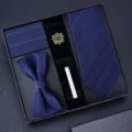 Heren stropdas set detail met blauwe gestreepte stropdas, vlinderdas, pochet en accessoires. - KH5A8045-12 handgeknoopte stijl