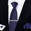 Nahaufnahme des blauen gestreiften Herrenkrawattensets mit passendem Einstecktuch und Clip. - Reißverschluss Business Stil(W6R8003-1)