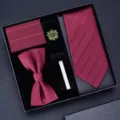 Gedetailleerd overzicht van de bordeauxrode stropdassenset met textuur en bijpassende accessoires. - KH5A8051-12 handgeknoopte stijl