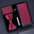 Gedetailleerd overzicht van bordeauxrode heren stropdas set met vlinderdas, pochet en dasclip. - KH5A8051-13 handgeknoopte stijl