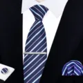 Detailaufnahme des gestreiften Krawatten-Sets für Herren mit Einstecktuch und Manschettenknöpfen. - Reißverschluss Business Stil(W6R8006-1)