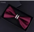Dettaglio papillon uomo rosso vino, tessuto testurizzato e strass scintillanti eleganti. - Borgogna