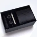 Set de corbata negra de regalo para hombre con gemelos pinza y elegante pañuelo de bolsillo. - Modelo con cremallera | KH6R8043-1