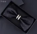 Primo piano di un farfallino nero in strass con dettagli in cristallo e tessuto texturizzato. - Nero
