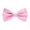 Nahaufnahme einer stilvollen rosa Fliege mit feiner Rautenstruktur für Hochzeitsanzüge. - Rosa