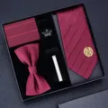 Dettaglio del set cravatta da uomo bordeaux, con papillon testurizzato e clip per cravatta. - Annodato a Mano (KH5A8055) / Borgogna
