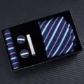 Heren donkerblauwe gestreepte das cadeauset met pochet, manchetknopen en stijlvolle dasclip. - Rits 6cm Smal KH6R6006-1