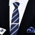 Ensemble de cravate rayée bleu marine pour homme, détail de pochette et de boutons de manchette. - Style à nouer soi-même | Version étroite 6 cm | W6A6001-1