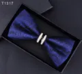 Vista dettagliata del papillon fantasia paisley blu con fibbia in strass luminosa. - Blu