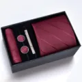 Detalle del set de corbata burdeos con corbata de rayas, pañuelo de bolsillo y elegantes gemelos. - Modelo con cremallera | KH6R8051-1