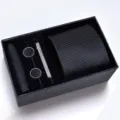 Detalle de caja de regalo de corbata para hombre con corbata negra clásica y accesorios deluxe. - Caja de Esponja Hecho a Mano Rayas Negras
