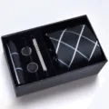 Vista detallada en primer plano del elegante conjunto de corbata y accesorios para hombre. - Caja de Esponja Hecho a Mano Negocios Cuadros Negros