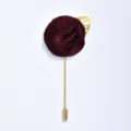 Détail de boutonnière rose en tissu bourgogne, tige et feuille élégantes en métal doré. - Style de Fleur de Rose(V1221-2) / Bordeaux
