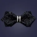 Primo piano dettagliato di un papillon scintillante in cristallo nero per matrimoni formali. - Nero